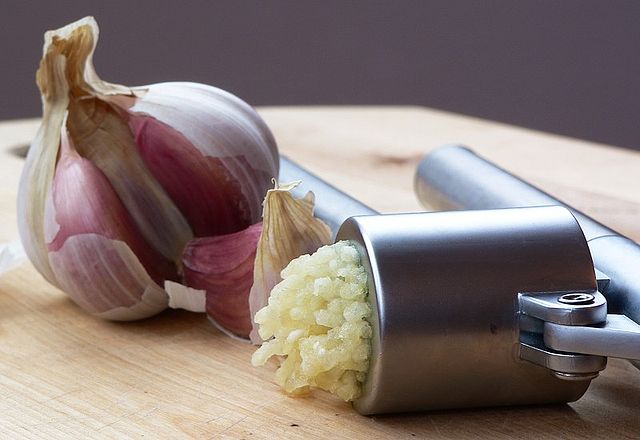 File:Garlic Press and Garlic.jpg