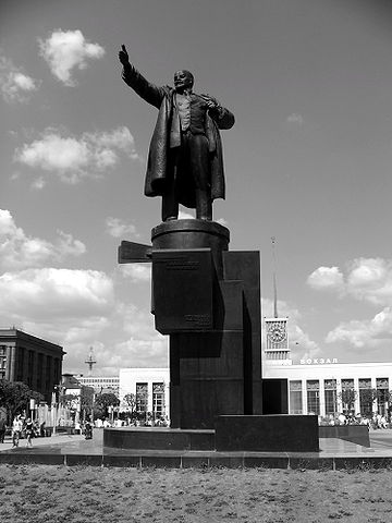 File:Lenin in front of Finland Station.jpg