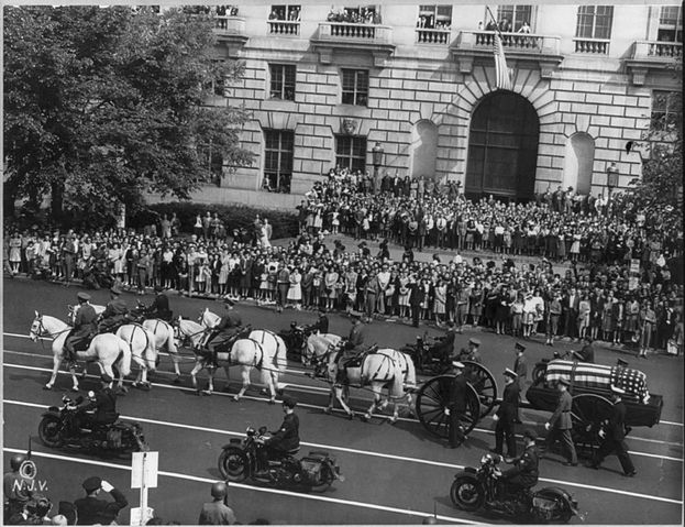 File:Franklin Roosevelt funeral procession 1945.jpg