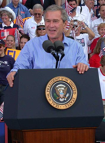 File:Bush 43 10-19-04 Stpete.jpg
