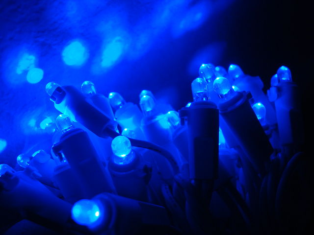 File:Blue LED and Reflection.jpg