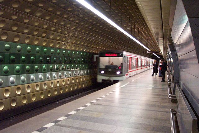 File:Praha, Malostranská, vlak.jpg