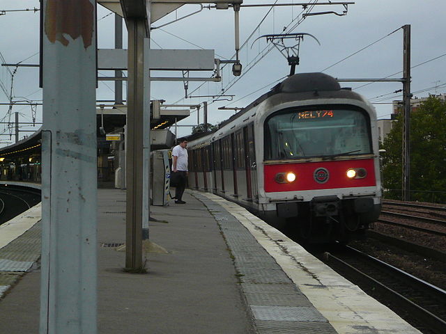 File:MS61 grand pare-brise.jpg