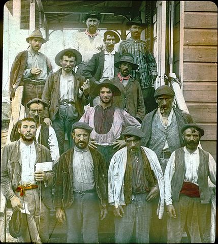 File:Spanish laborers on Panama Canal in early 1900s.jpg