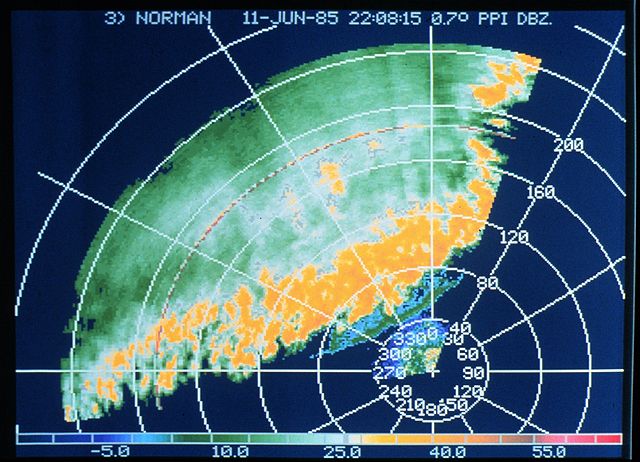 File:Sturmfront auf Doppler-Radar-Schirm.jpg
