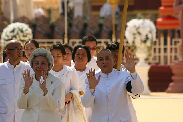 File:Cambodge - Roi et mère.JPG