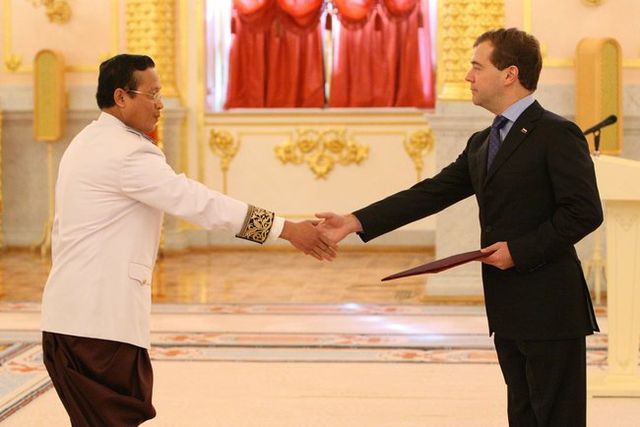 File:Dmitry Medvedev with ambassadors 18 October 2010-2.jpeg