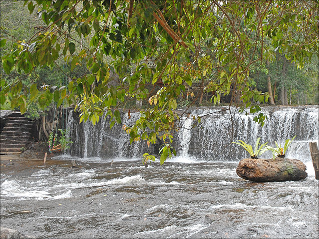 File:Cascade de la rivière sacrée (Phnom Kulen) (6825025205).jpg