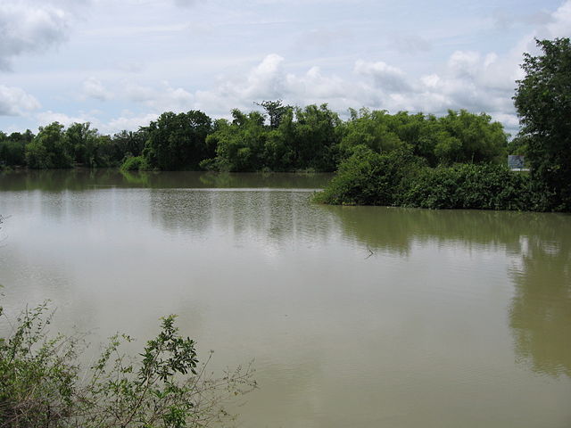 File:Small Lake in Serei Saophoan District Banteay Meanchey.jpg