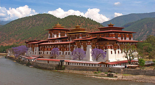 File:PunakhaDzongInSpring.jpg