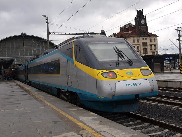 File:Elektrick&aacute; jednotka 680, Praha hlavn&iacute; n&aacute;draž&iacute;.jpg