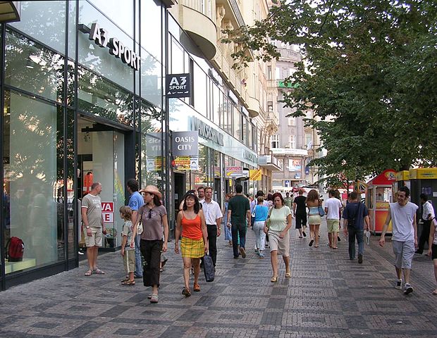 File:Václavské náměstí, chodník od č. o. 39 dolů.jpg