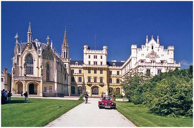 File:Z&aacute;mek Lednice.jpg