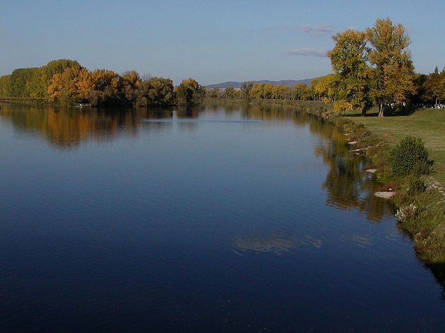 File:Rieka Vah - Piestany.jpg