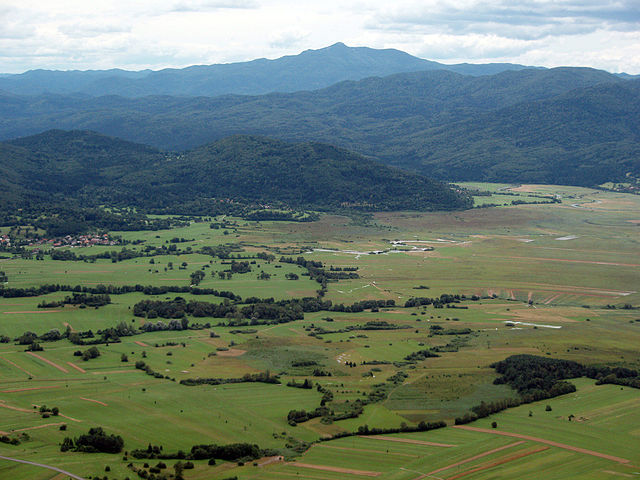 File:Polj&eacute; de Cerknica.jpg