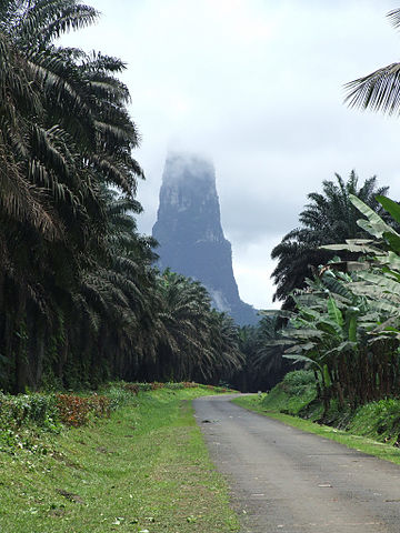 File:S&atilde;o Tom&eacute; - Pico C&atilde;o Grande.jpg