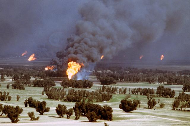 File:BrennendeOelquellenKuwait1991.jpg
