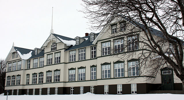 File:Akureyri Menntaskoli.jpg