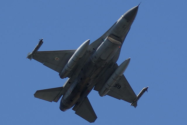 File:Lockheed Martin F-16 Fighting Falcon of Portuguese Air Force @ Porto Red Bull Air Race 2008 02.jpg