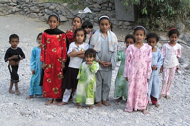 File:Oman March 2004 - Children in Wadi Bani Awf.jpg