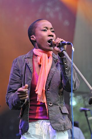File:Rokia Traor&eacute; singing.jpg