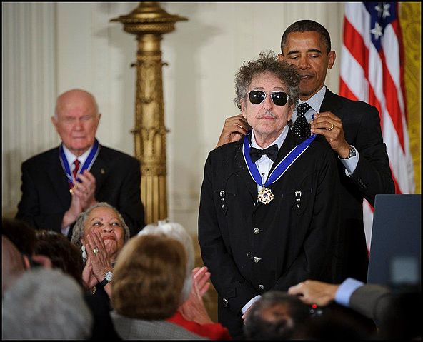 File:President Barack Obama presents American musician Bob Dylan with a Medal of Freedom.jpg