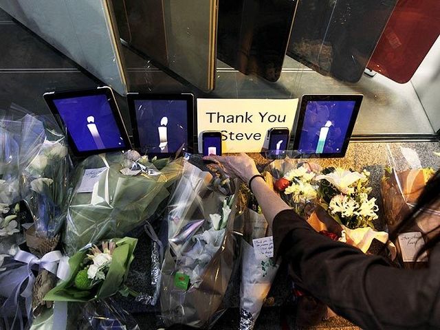 File:Outside Palo Alto apple store following Steve Job's death.jpg
