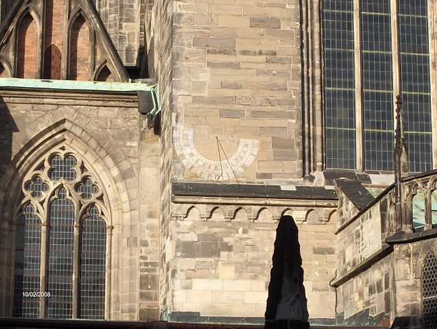 File:Sonnenuhrmddom.JPG