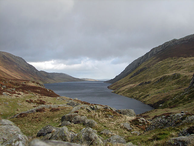 File:Rain coming in over the lake.jpg