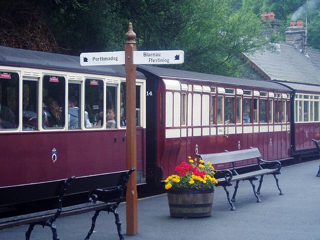 File:Ffestrail coaches at Tanybwlch.jpg