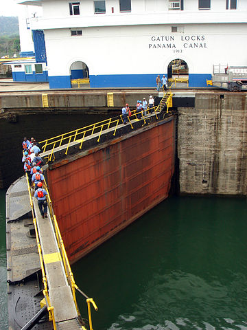 File:Gatun lock gate.JPG