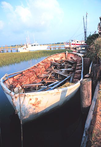 File:DerelictBoatFollyIs.jpg