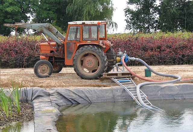 File:TractorPoweringWaterpump.jpg