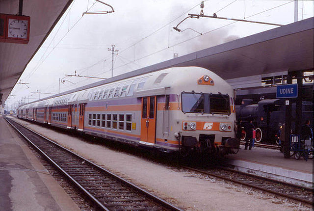 File:DUEPIANI-Udine-06-97.jpg
