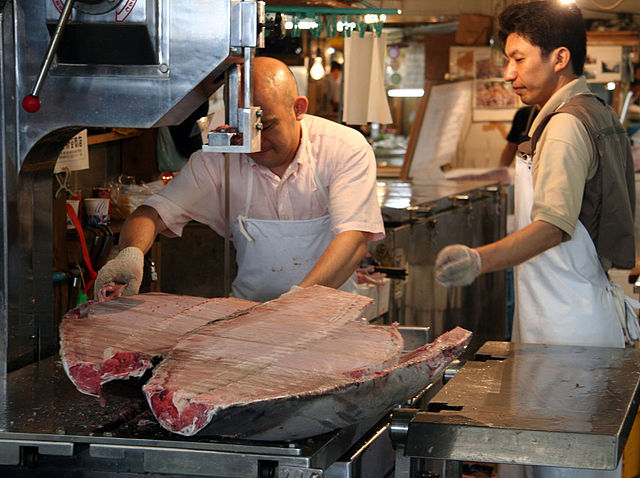 File:Tuna cut half japan.jpg