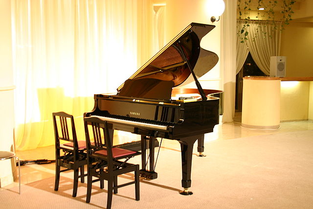 File:Piano for 2 Players Outside.jpg
