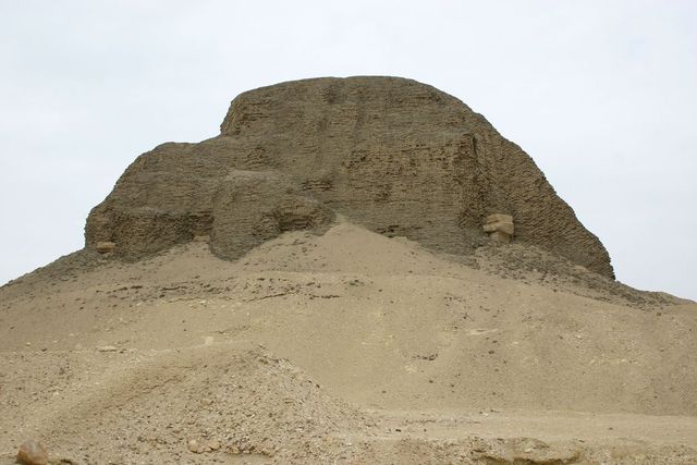 File:Pyramid at Lahun.jpg