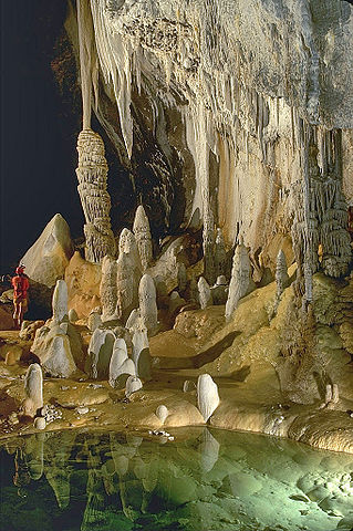 File:Lechuguilla Cave Pearlsian Gulf.jpg