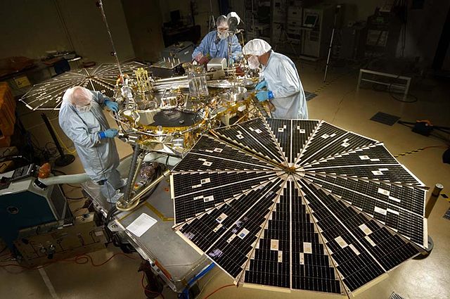 File:Phoenix Mars Lander in testing PIA01885.jpg