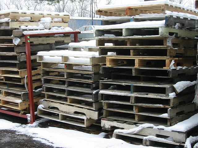 File:Tidy Stacks of Pallets.jpg