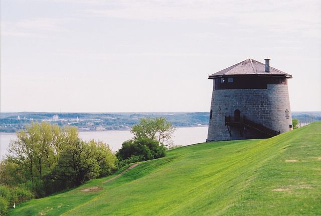 File:Plaines d'Abraham et tour martello.jpg