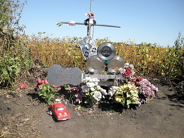 File:HollyMonument.jpg