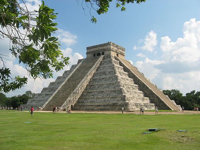 File:Chichen-Itza El Castillo.jpg