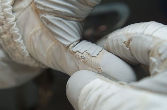 File:STS-118 glove damage.jpg