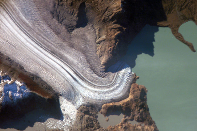 File:The terminus of the Viedma Glacier, 2 kilometers across where it enters Lake Viedma.jpg