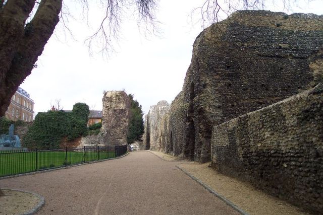 File:Reading Abbey exterior.jpg