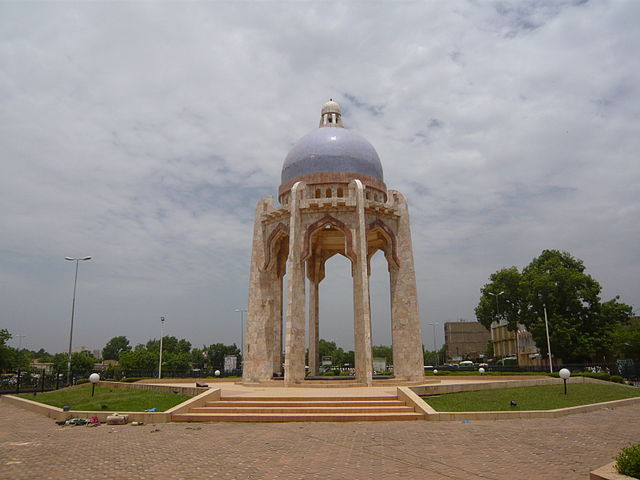 File:Monument Al Quoods - Bamako.jpg