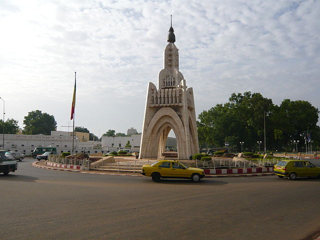 File:Monument de l'ind&eacute;pendance - Bamako.jpg