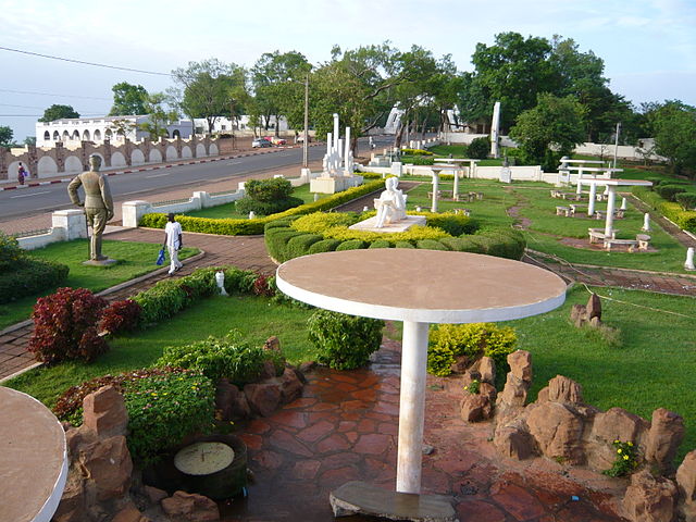 File:Place des explorateurs, Koulouba - Bamako.jpg