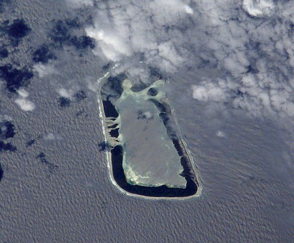 File:ISS002-E-10047rakahanga.jpg